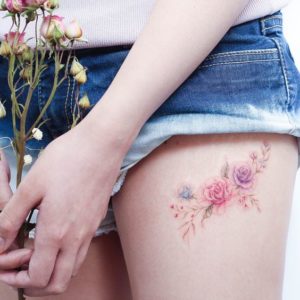 Tatuagem floral coxa